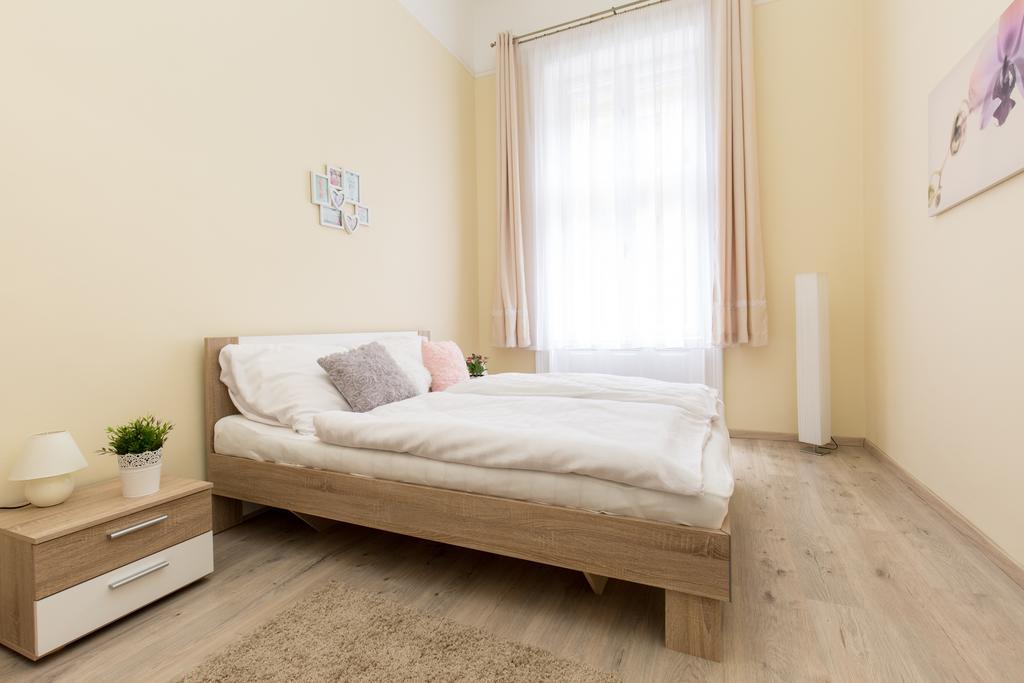 Bpm: Dob70 Classic Apartment In Downtown Budapesta Cameră foto
